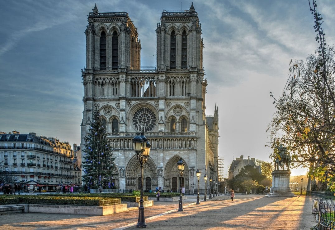 Notre Dame fire inspires Twitter search for tourist family